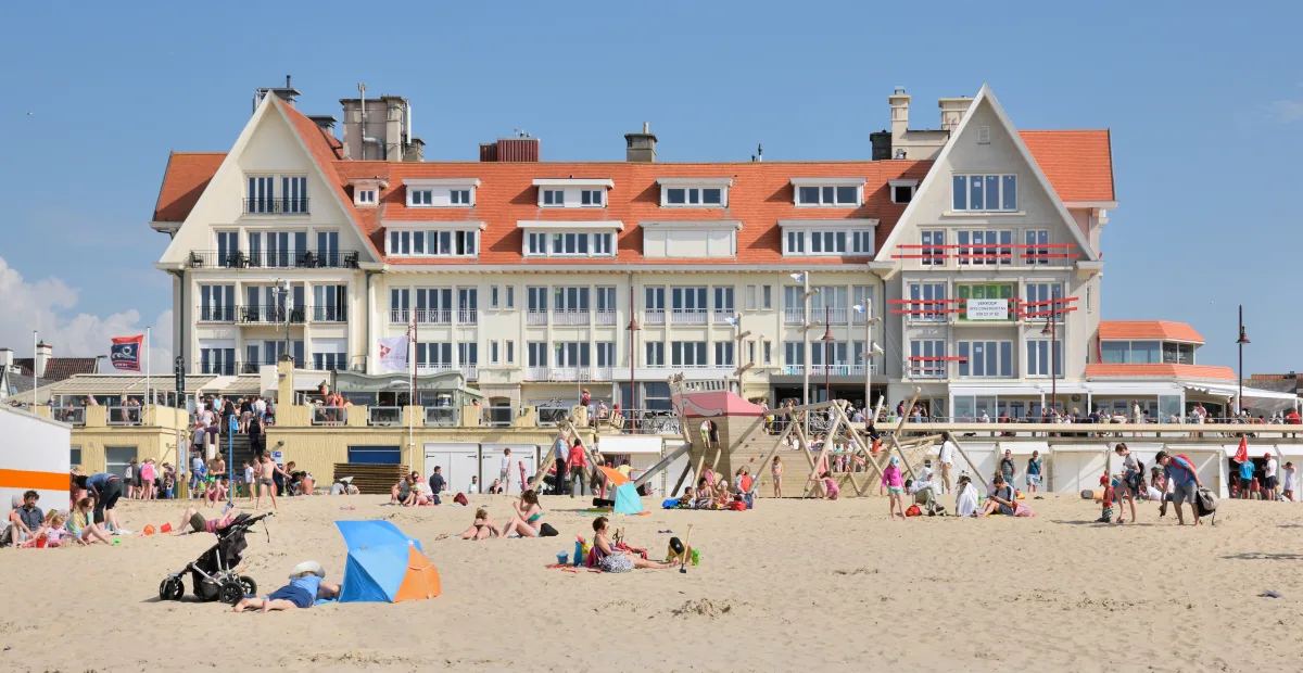 Strand und helle Küstenhäuser im Zentrum von De Haan